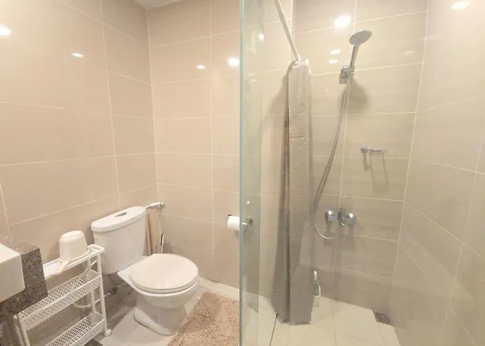 Modern Bgc One Uptown 1br Near Grand Hyatt Uptown Mitsukoshi Malls And St Lukes Medical Center *