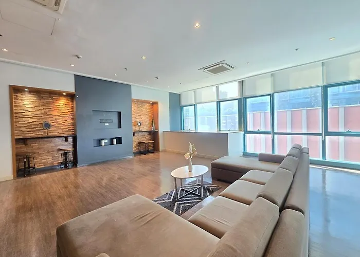 Apartment Modern Bgc One Uptown 1br Near Grand Hyatt Uptown Mitsukoshi Malls And St Lukes Medical Center